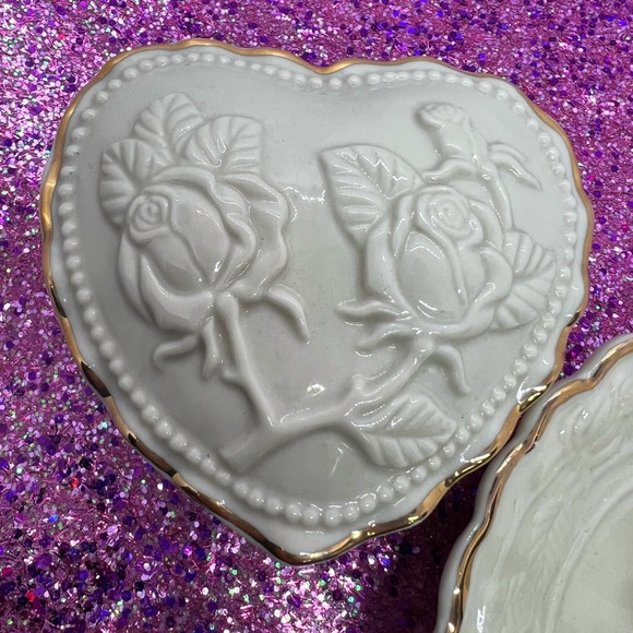 Porcelain Footed Heart Jewelry/Trinket Box & Ring/Trivet Holder - Picture 6 of 6